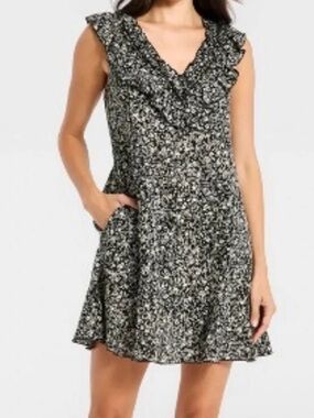 Universal Thread Black and White Floral Ruffle Neck Dress